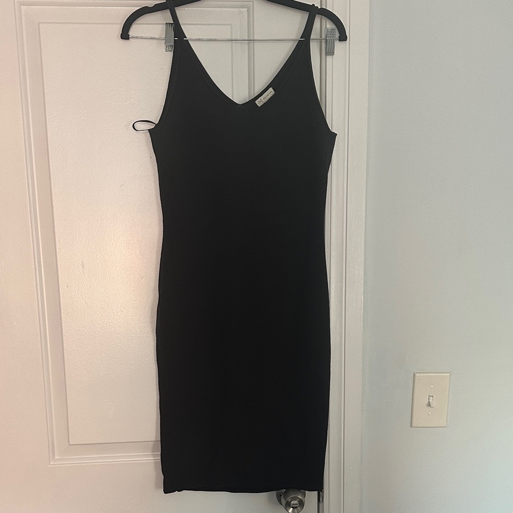 Chic Black V-Neck Midi Dress